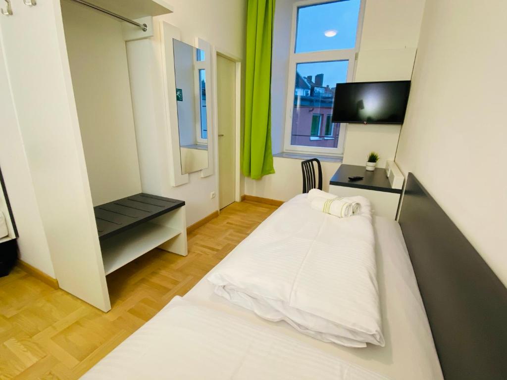 Postel nebo postele na pokoji v ubytování bestprice Hotel Aachen Hauptbahnhof