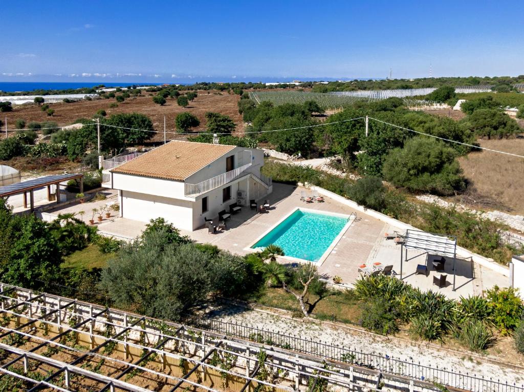 vista aerea di una casa con piscina di Villa Ciuridda a Scicli