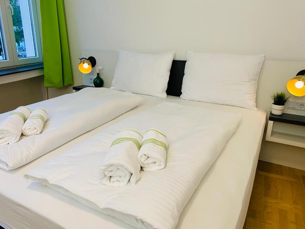 Postel nebo postele na pokoji v ubytování bestprice Hotel Aachen Hauptbahnhof