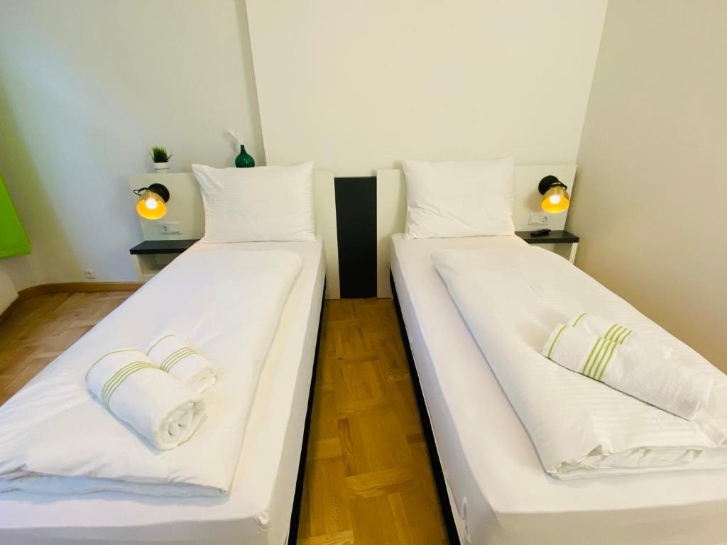 Postel nebo postele na pokoji v ubytování bestprice Hotel Aachen Hauptbahnhof