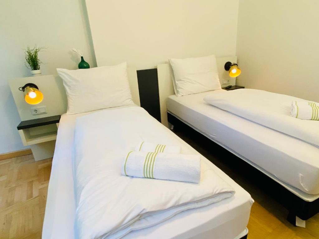 Postel nebo postele na pokoji v ubytování bestprice Hotel Aachen Hauptbahnhof