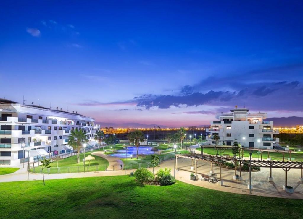 widok na budynek i park w nocy w obiekcie Comfortable Apartment in Almería with Shared Pool - 72 m² w mieście Retamar
