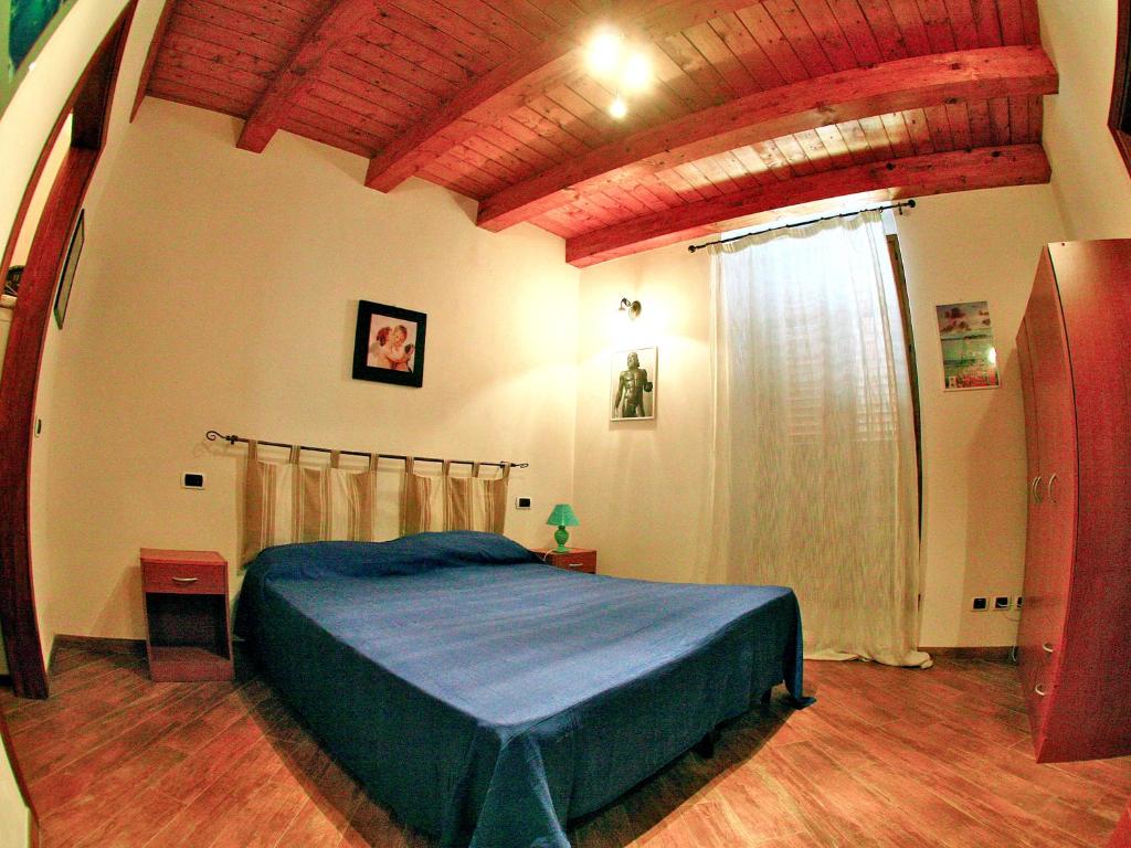 Een bed of bedden in een kamer bij 2 bedrooms apartement at Scilla 350 m away from the beach with sea view furnished balcony and wifi