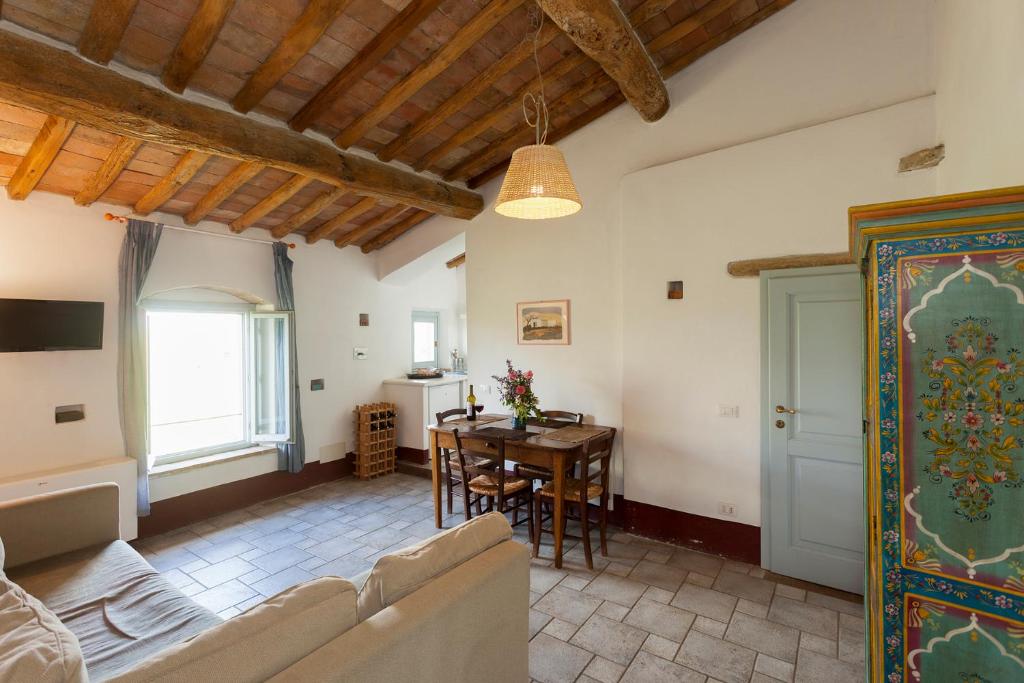 a living room with a couch and a table at Poderi in Chianti in Tavarnelle in Val di Pesa