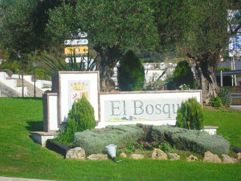 un panneau indiquant le signe du bosson blb dans un parc dans l'établissement 2 bedrooms house with private pool and terrace at El Bosque, à El Bosque