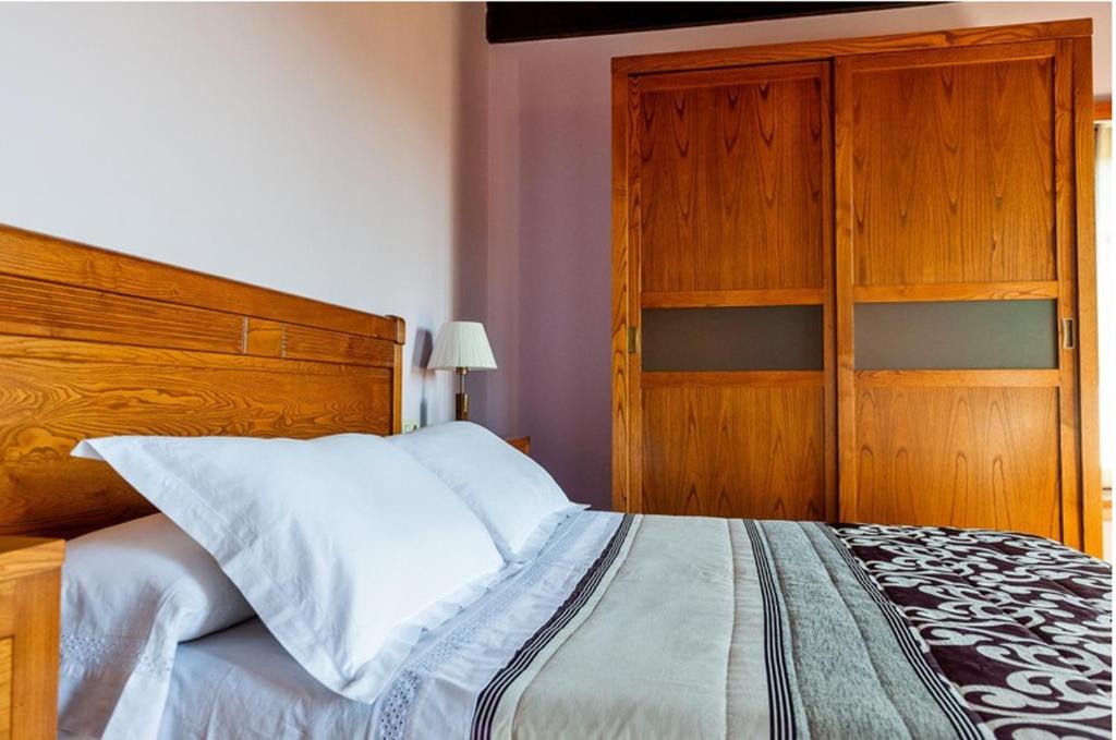 A bed or beds in a room at Spacious House with Pool in Carballedo