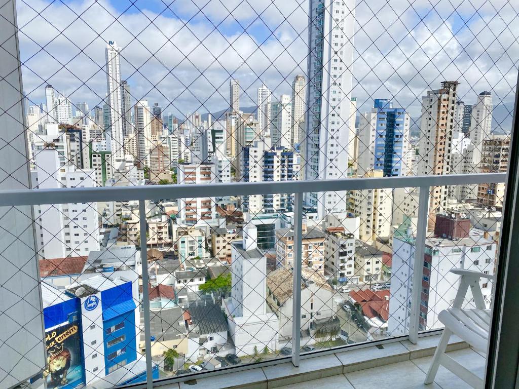  Belo apto localizado na Av central Balneário Camboriú