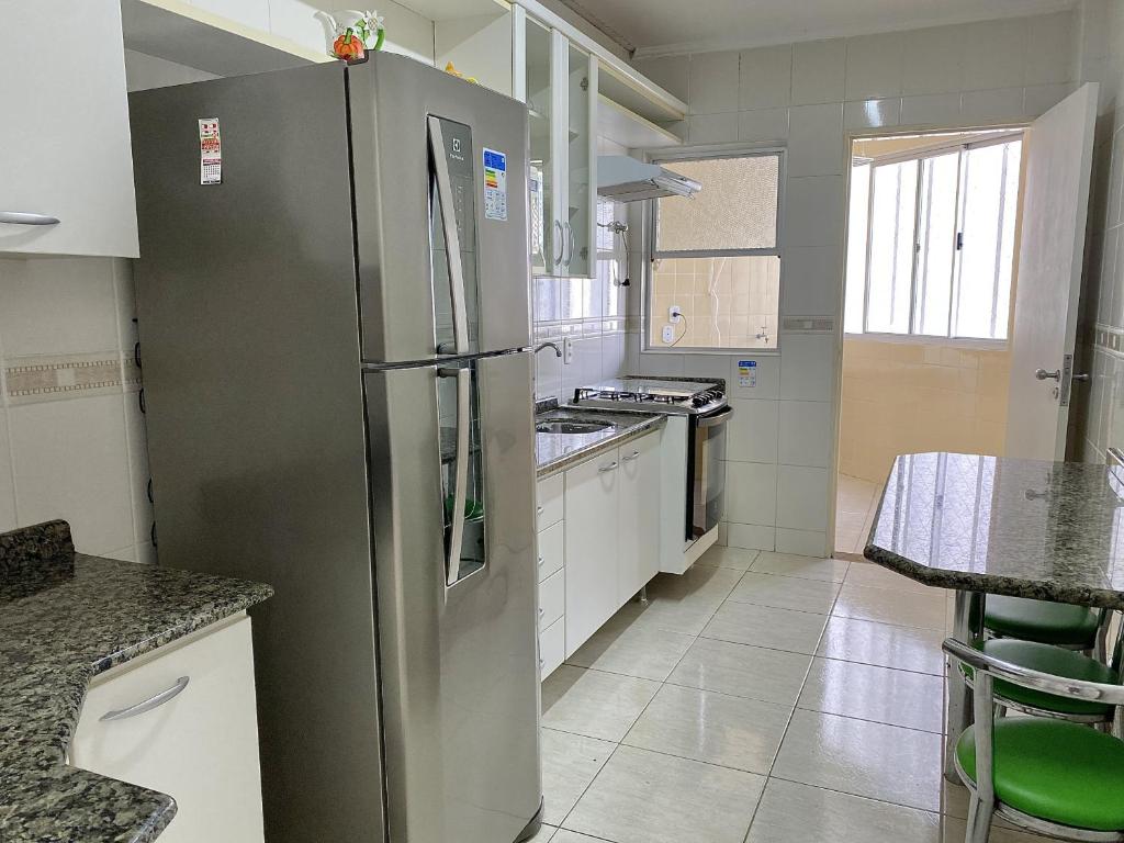  Belo apto localizado na Av central Balneário Camboriú