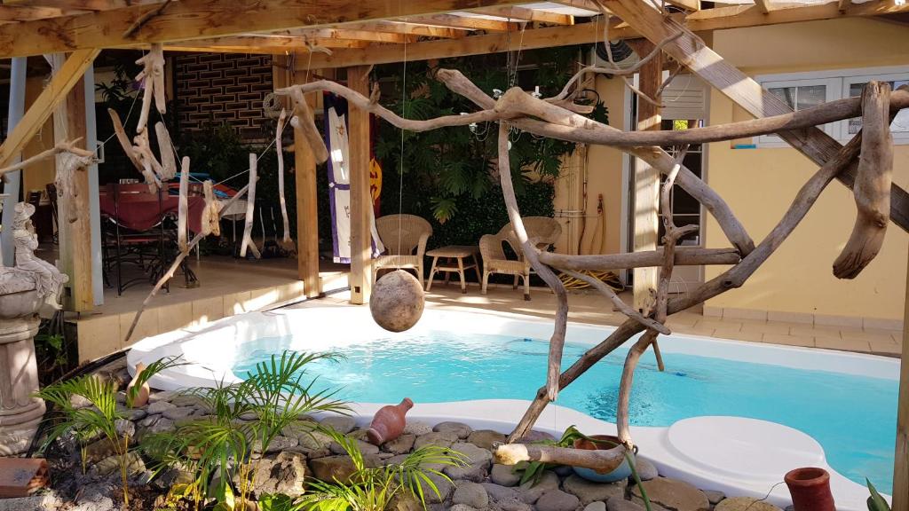 Bazen v nastanitvi oz. blizu nastanitve Appartement d&#39;une chambre avec piscine partagee jardin clos et wifi a Le lamentin a 9 km de la plage