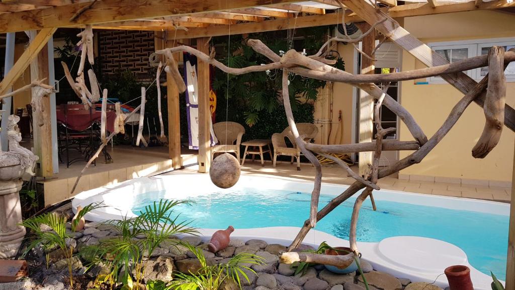 Bazén v ubytování Appartement moderne à Le Lamentin avec piscine partagée - 20m² nebo v jeho okolí