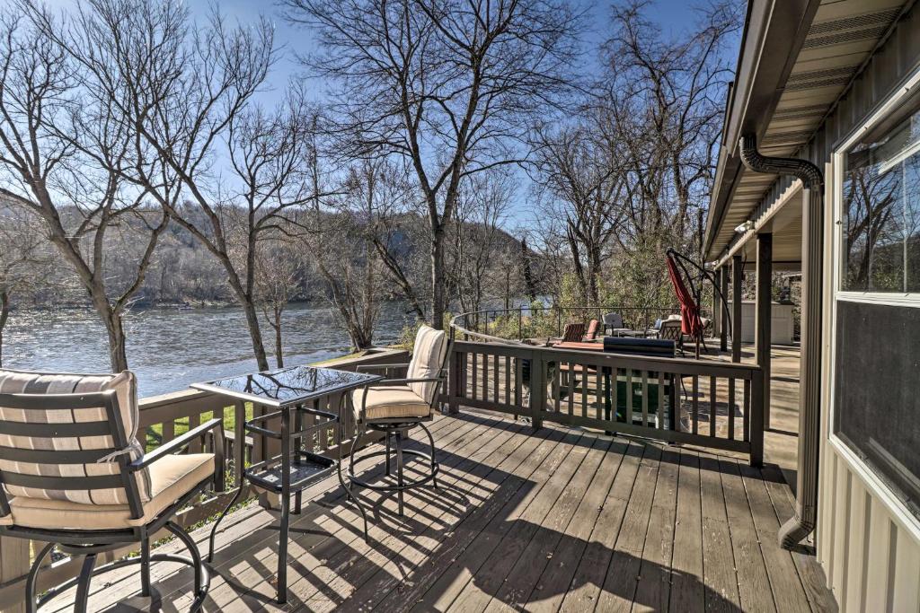 une terrasse en bois avec des chaises et une table. dans l'établissement White River Fishing Escape with Deck and Patio!, à Cotter