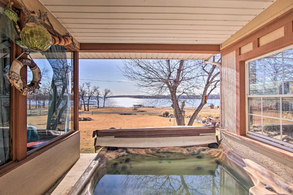 een zwembad met water in een huis met een raam bij Cozy Lake Eufaula Hideaway with Fire Pit and Hot Tub! in Eufaula