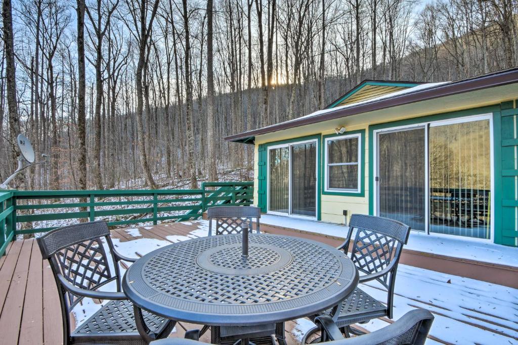 Galeriebild der Unterkunft Nantahala Mountain Cabin with Deck about 1 Mi to Hiking! in Franklin