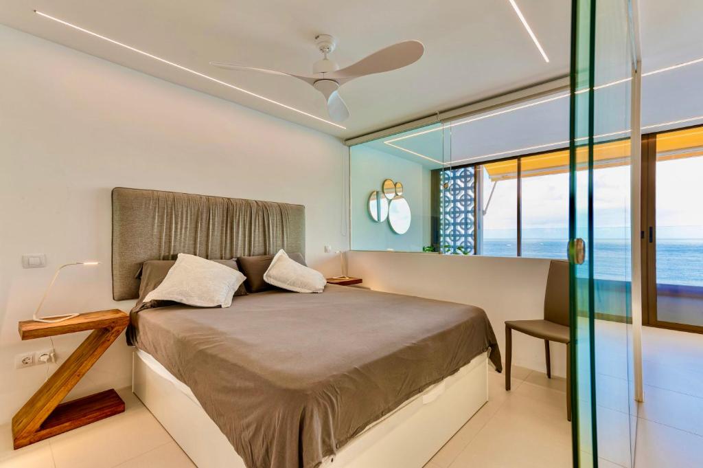 Ένα ή περισσότερα κρεβάτια σε δωμάτιο στο Brand New - Glass Apt - Ocean Views