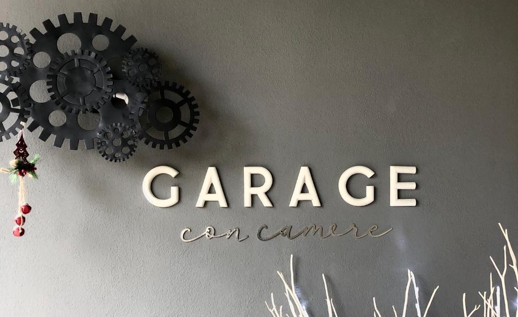 Ein Schild, auf dem steht: Garagenkonferenz an der Wand in der Unterkunft Garage con camere in Pieve di Soligo