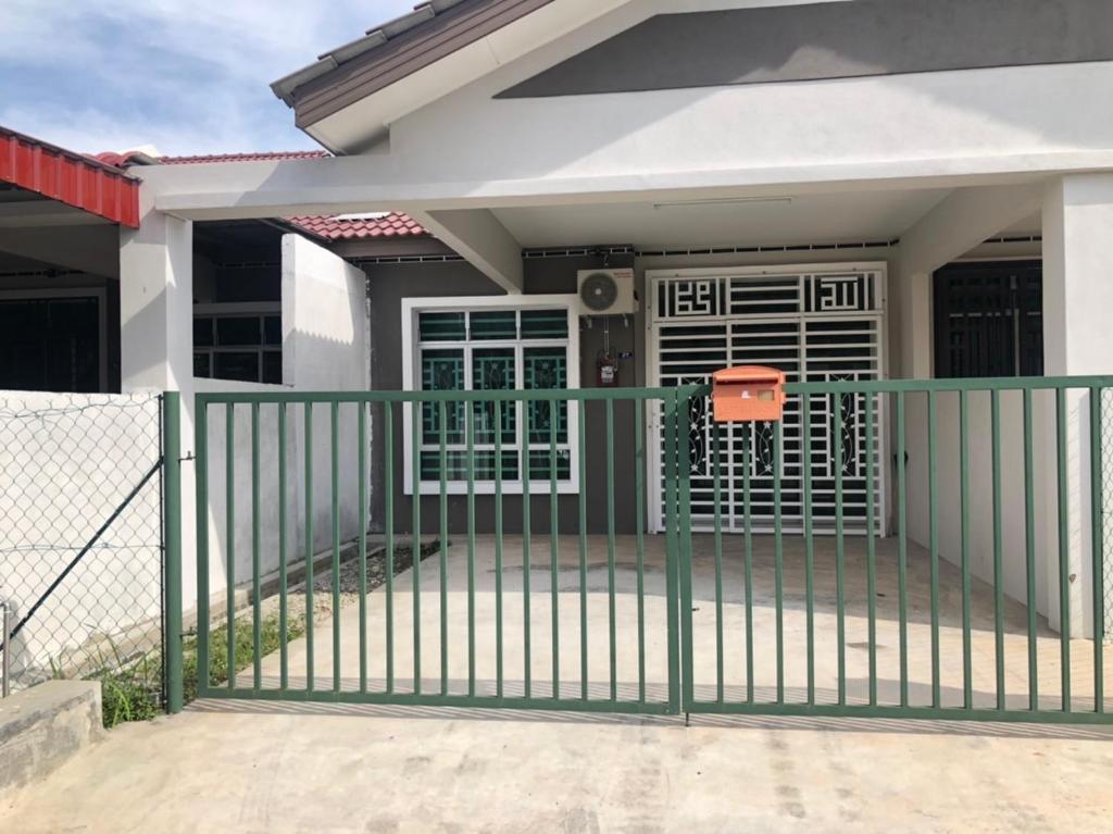 un cancello di fronte a una casa di SEROJA HOMESTAY a Malacca