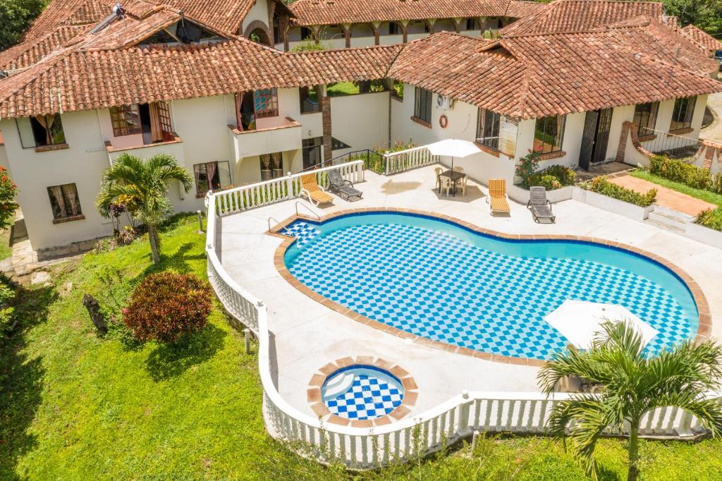 Hotel San Gil Campestre في سان جيل: اطلالة جوية على مسبح في بيت