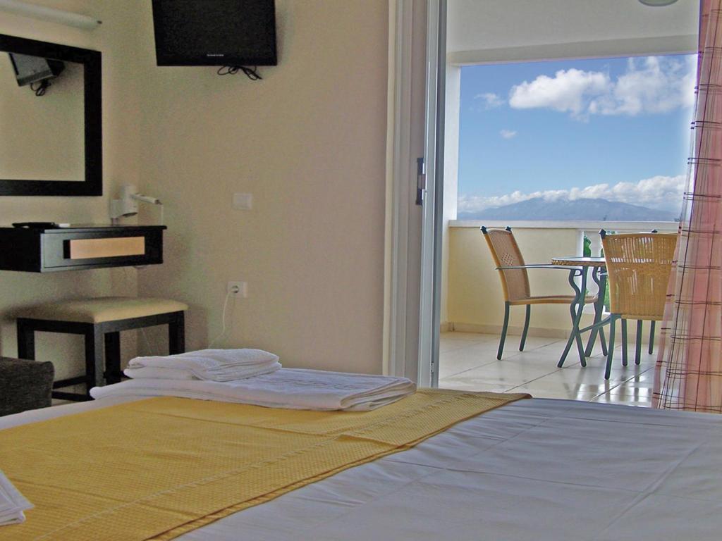 Postel nebo postele na pokoji v ubytování Pouliezos Koklanis Zante Apartments