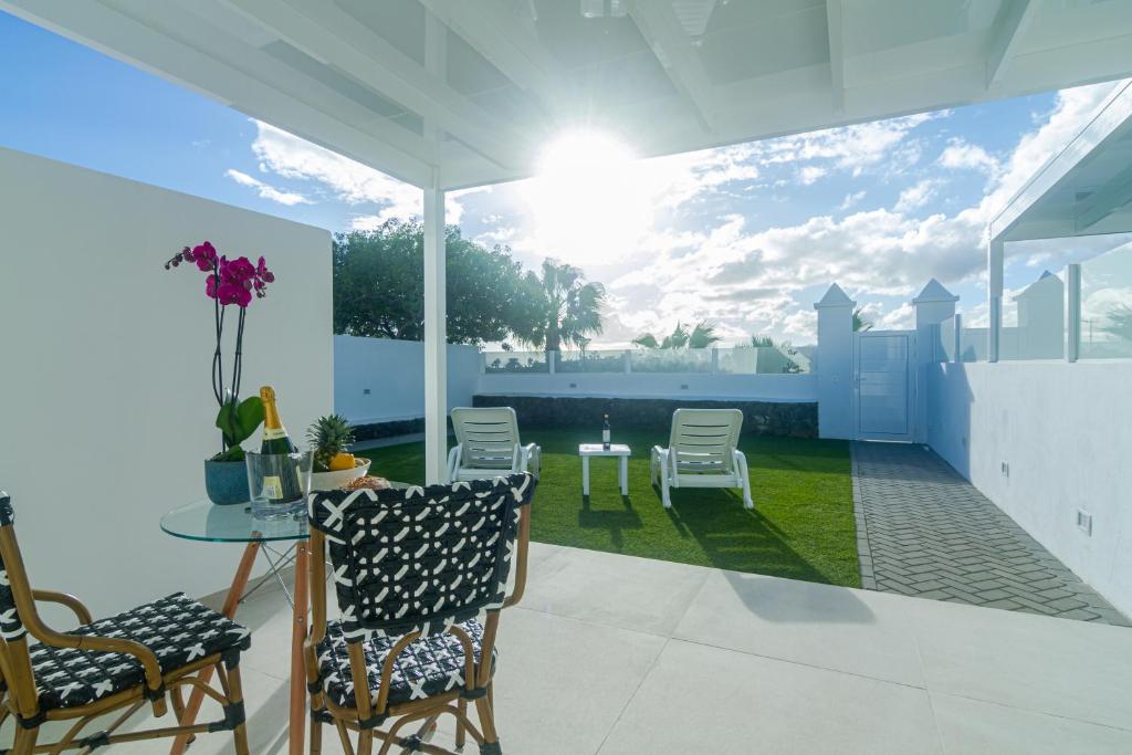 een patio met stoelen en een tafel met uitzicht bij Rooms & Suites Princesa Leticia in Puerto del Carmen