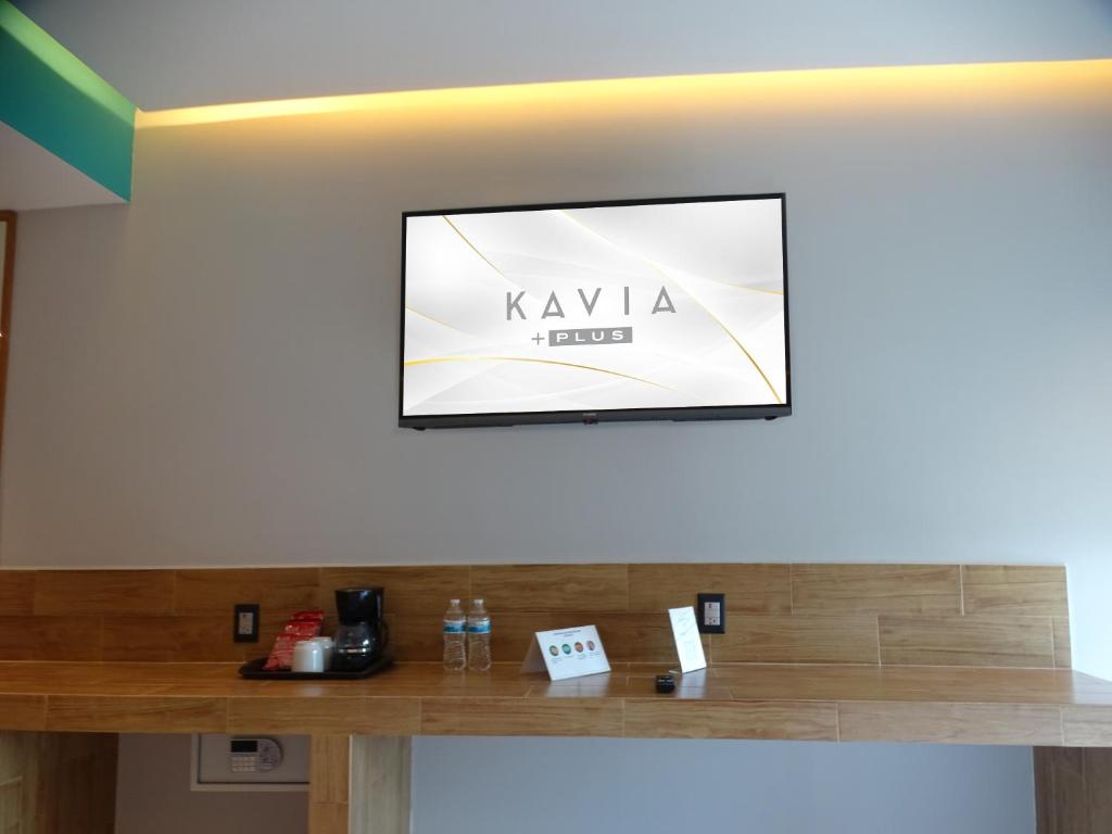 Příslušenství pro přípravu čaje a kávy v ubytování Hotel Kavia Plus