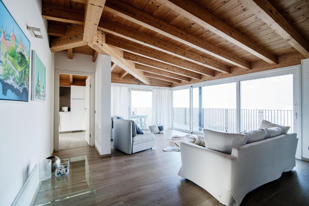White Attic - by MyHomeInComo - 两居室公寓