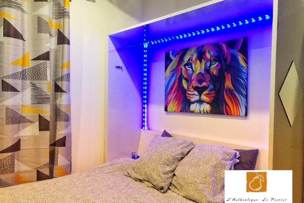 une peinture d'un lion sur un mur au-dessus d'un lit dans l'établissement L'Authentique - Le Poirier, à Orléans