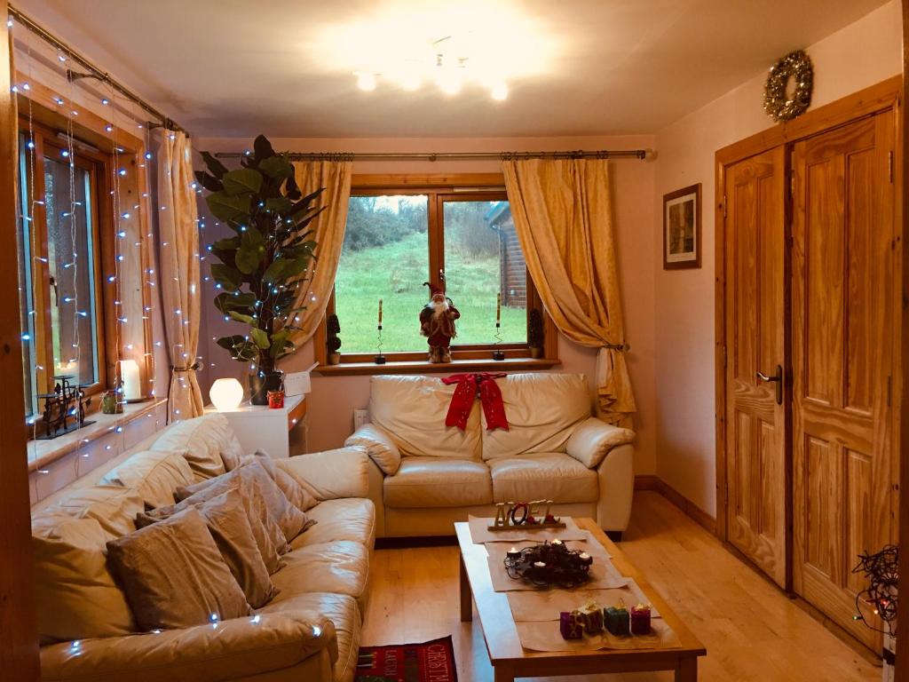 Drumcoura Lake Resort, Pet Friendly, Wifi, SKY TV, 4 Bedrooms, 2 reception rooms