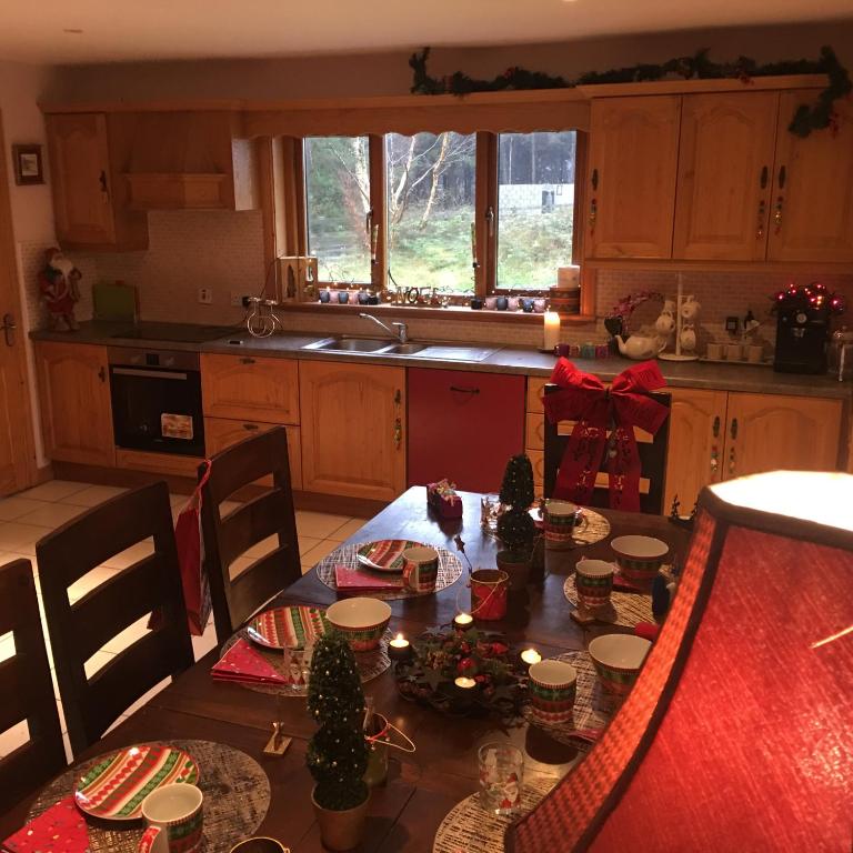 Drumcoura Lake Resort, Pet Friendly, Wifi, SKY TV, 4 Bedrooms, 2 reception rooms