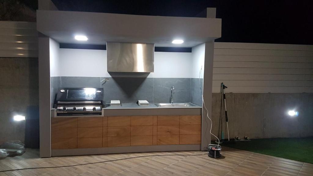 Kuchyň nebo kuchyňský kout v ubytování Maximos Luxury Villa with Pool -BREAKBOOKING-CY