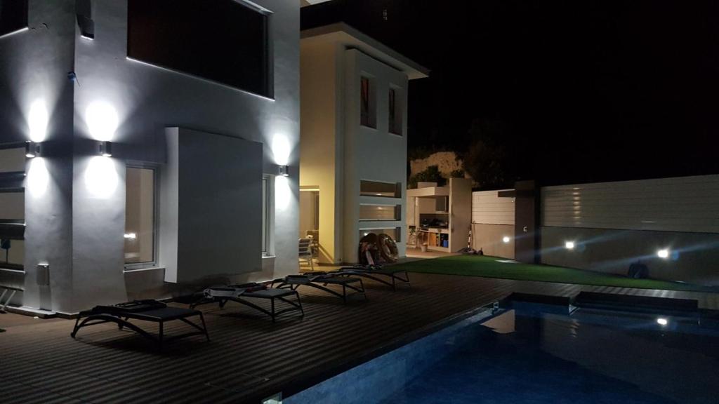 Bazén v ubytování Maximos Luxury Villa with Pool -BREAKBOOKING-CY nebo v jeho okolí