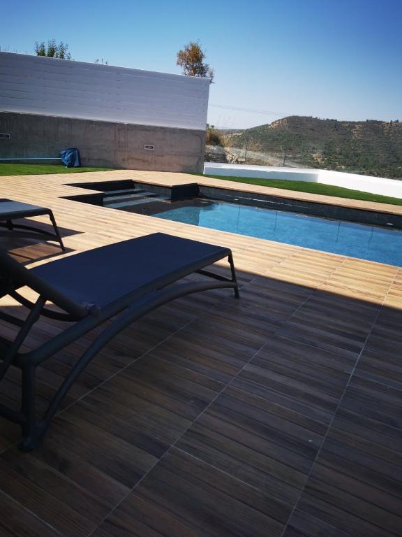 Bazén v ubytování Maximos Luxury Villa with Pool -BREAKBOOKING-CY nebo v jeho okolí