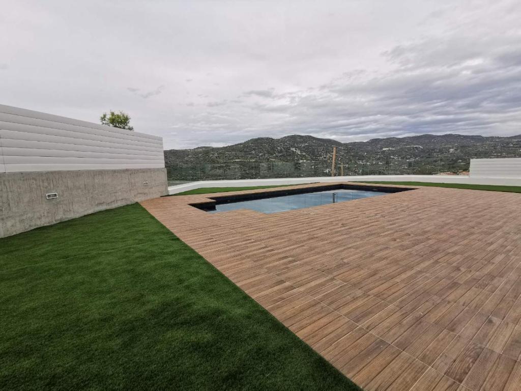 Bazén v ubytování Maximos Luxury Villa with Pool -BREAKBOOKING-CY nebo v jeho okolí