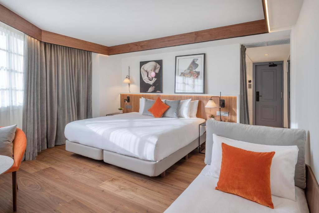 
The Level Family Room with Executive Lounge Access
