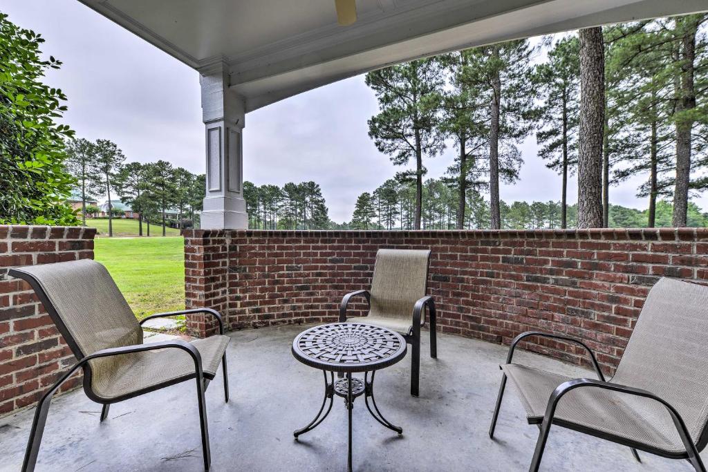 un patio con sedie, tavolo e muro di mattoni di Resort-Style CondoandSuite on Golf Course with Pool! a Spring Lake