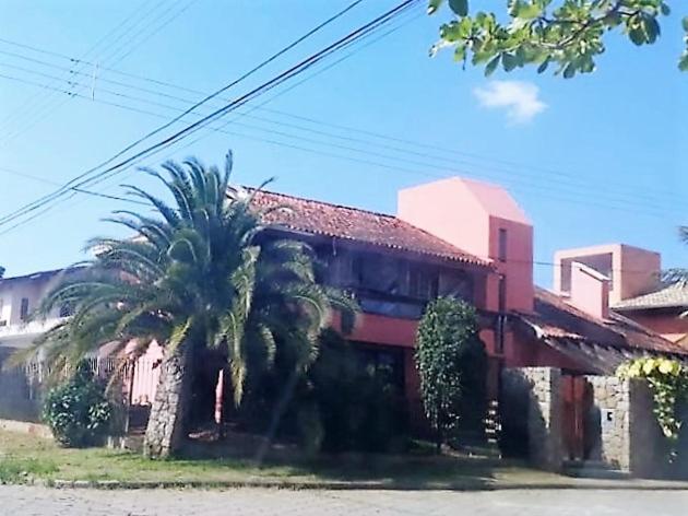  Casa com piscina e jardim