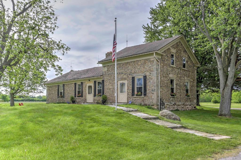 Historic Ottawa Lake House Deck, Barn and 96 Acres! - Housity