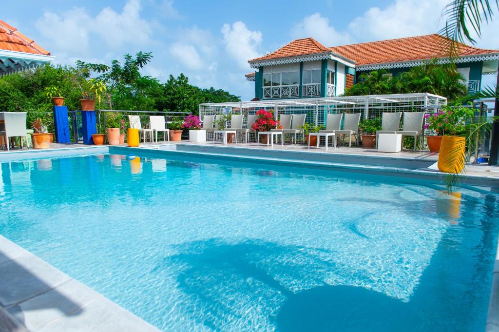Bassein majutusasutuses Hôtel Frégate Bleue või selle lähedal