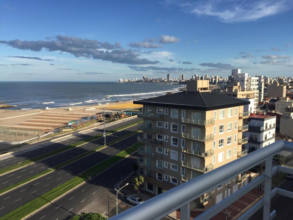 vistas al océano desde el balcón de un edificio en Hermoso departamento con vista al mar en Mar del Plata