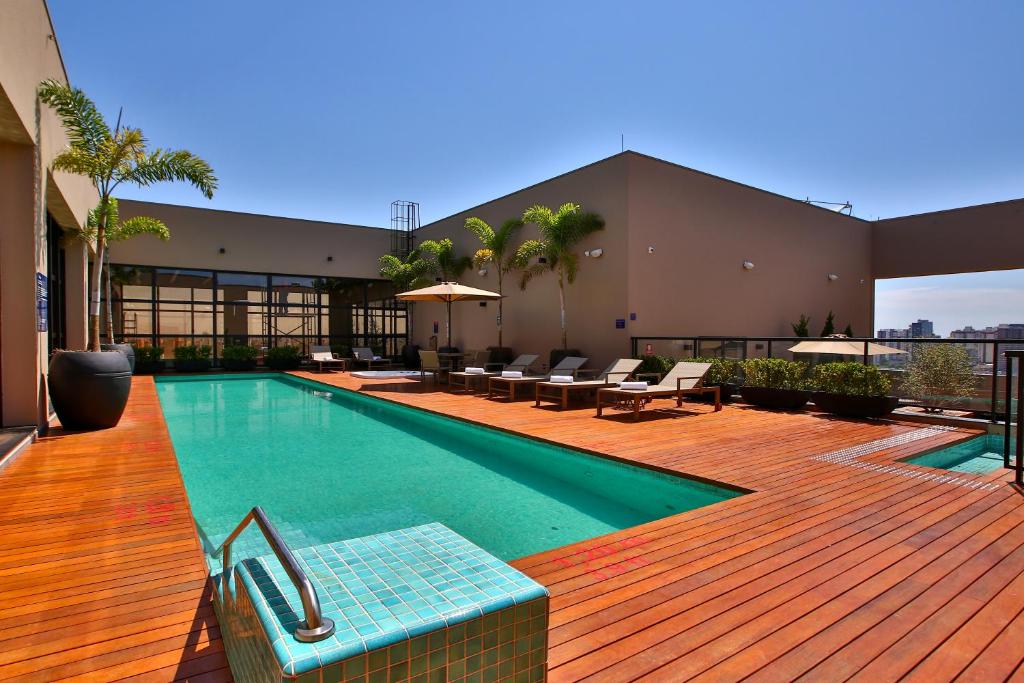 a swimming pool on top of a building at Comfort Suites São José do Rio Preto in Sao Jose do Rio Preto