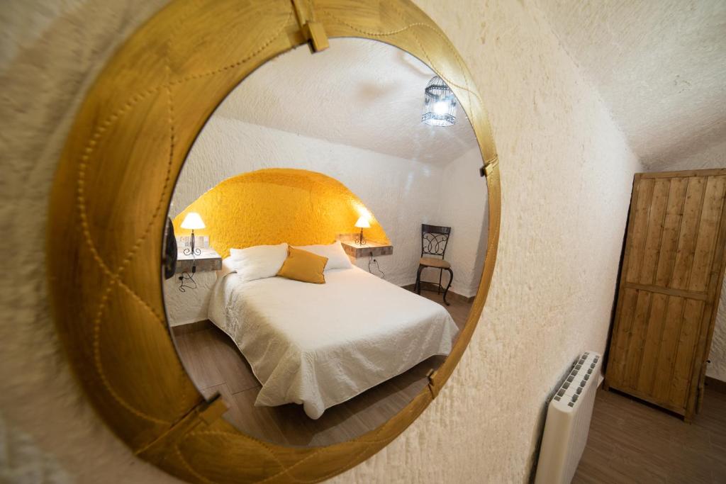 Postel nebo postele na pokoji v ubytování Cuevas Cortijo Gachas