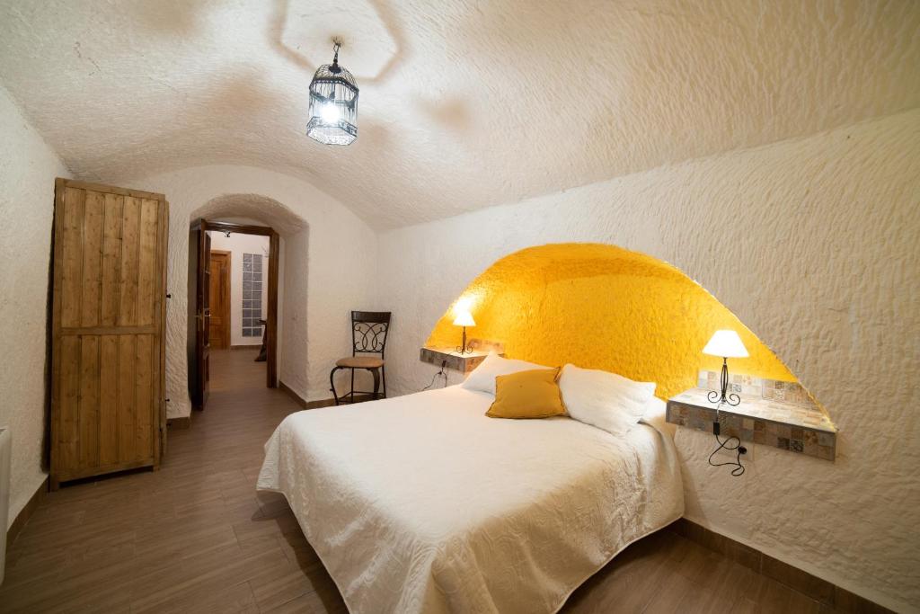 Postel nebo postele na pokoji v ubytování Cuevas Cortijo Gachas