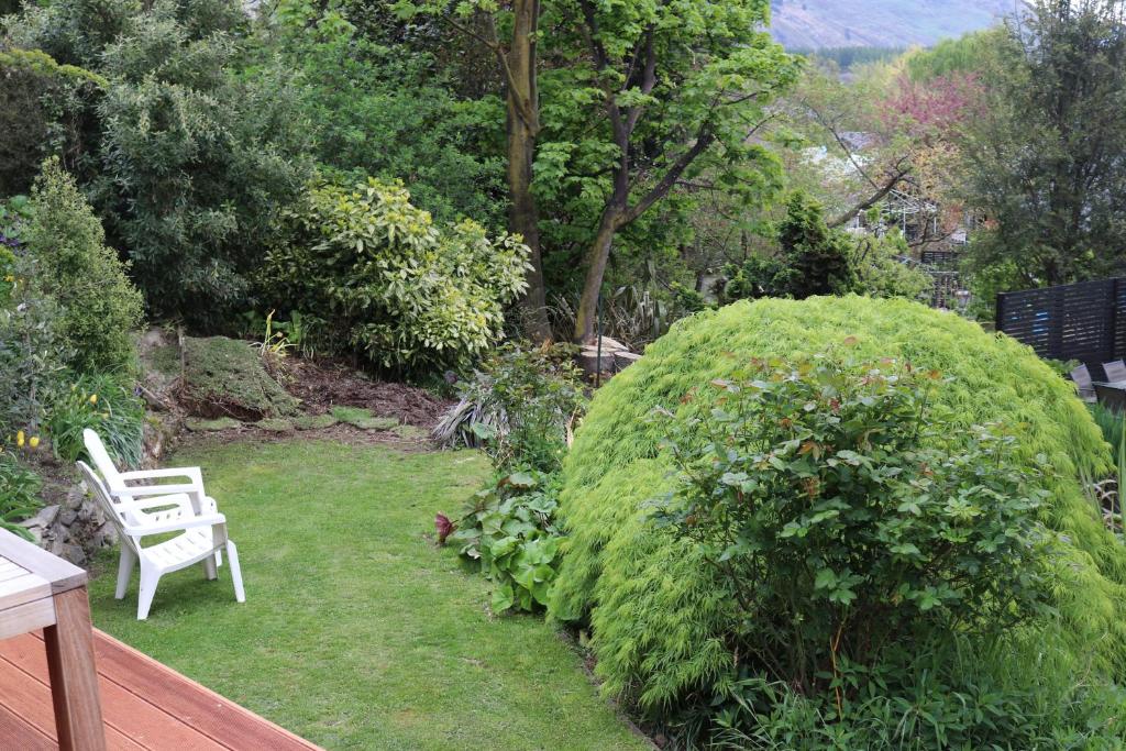Taman di luar Central Wanaka Oasis, Tiny Home, Mountain Views & Spring Water