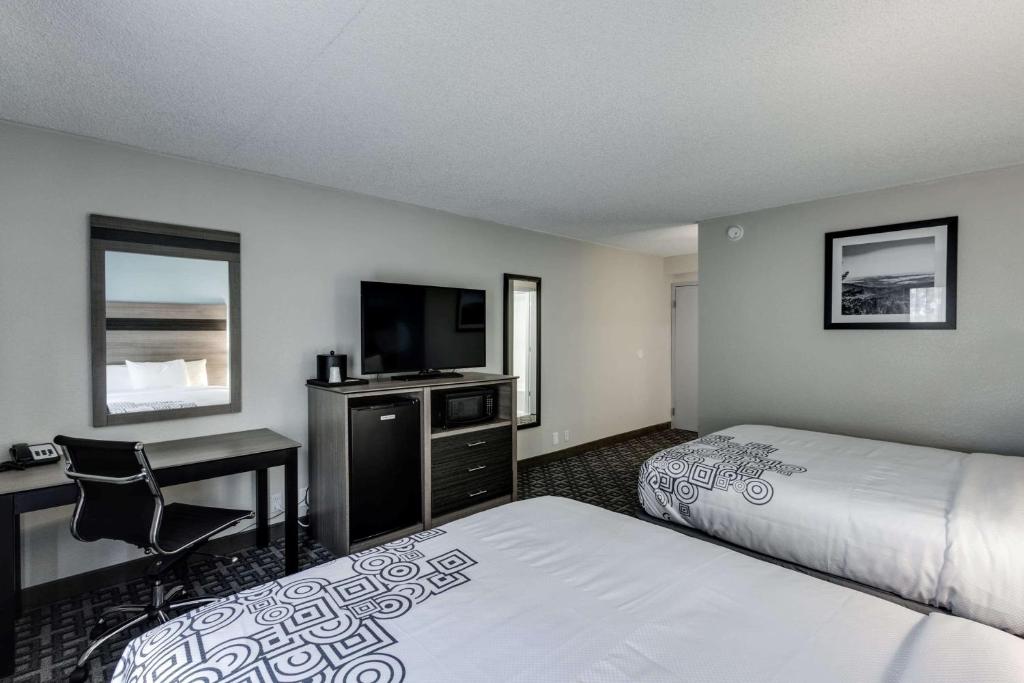 Postel nebo postele na pokoji v ubytování Days Inn & Suites by Wyndham Spokane