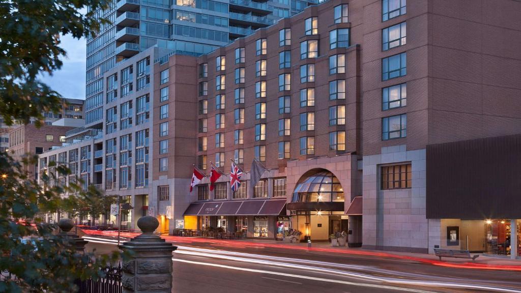 una rappresentazione di un edificio alberghiero con strada di The Yorkville Royal Sonesta Hotel Toronto a Toronto