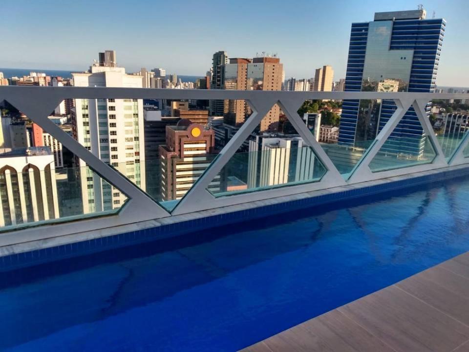 een balkon met uitzicht op de stad bij Salvador Business & Flat propriedade in Salvador