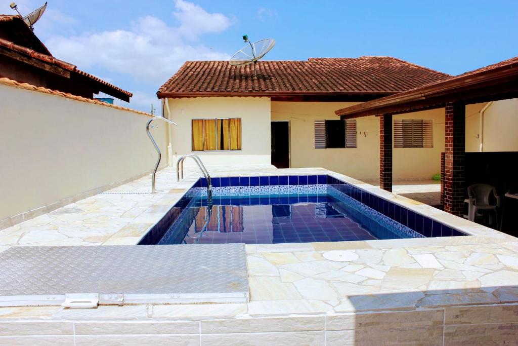 - une piscine dans l'arrière-cour d'une maison dans l'établissement Casa com piscina no litoral norte, à Bertioga