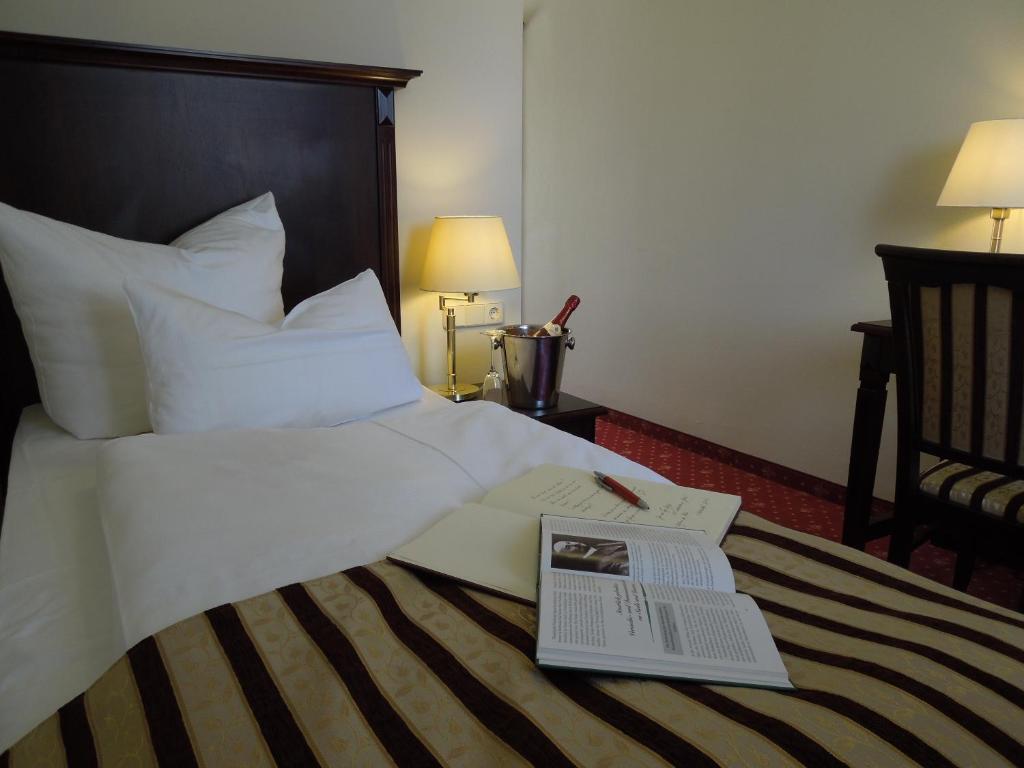 Postel nebo postele na pokoji v ubytování Hotel Mutiger Ritter
