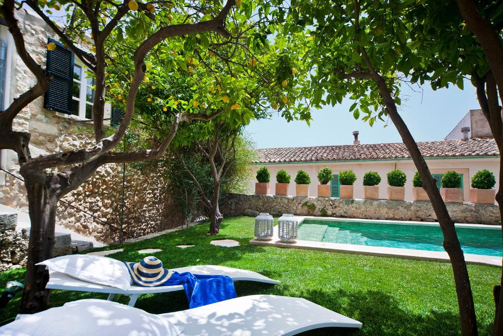 a backyard with a swimming pool and a house at Ca Sa Doctora in El Port de la Selva
