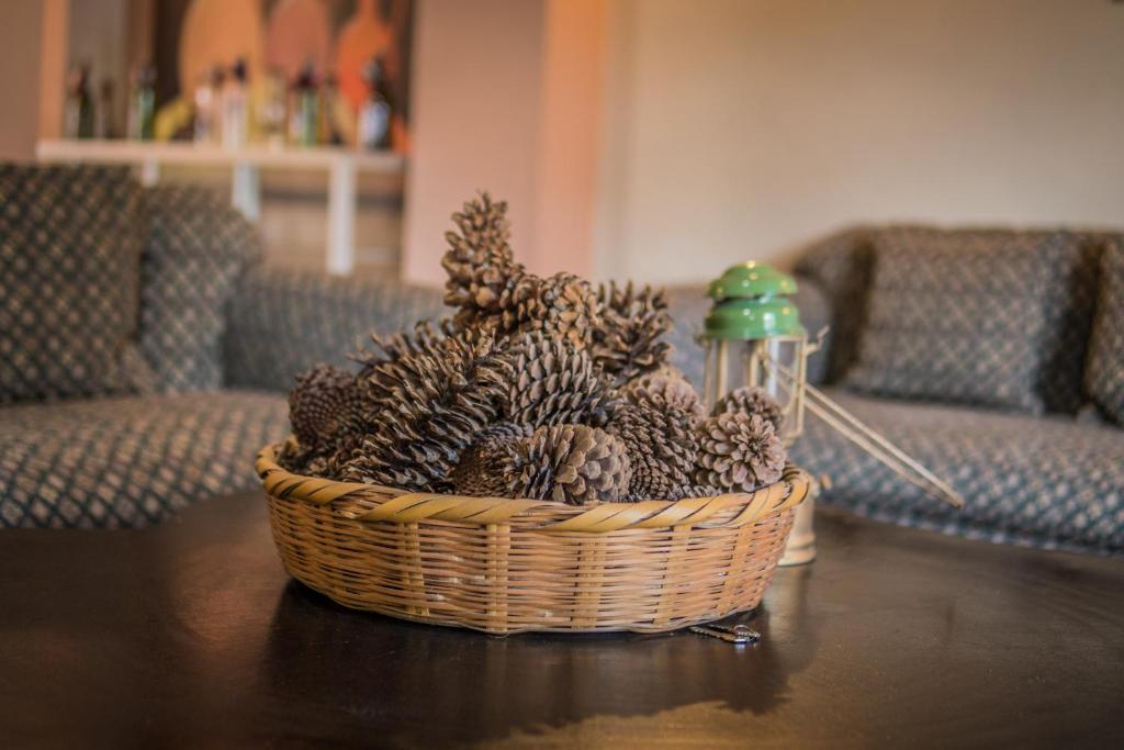 una cesta de piñas sentada en una mesa en La Bellota Hotel, en Siguatepeque