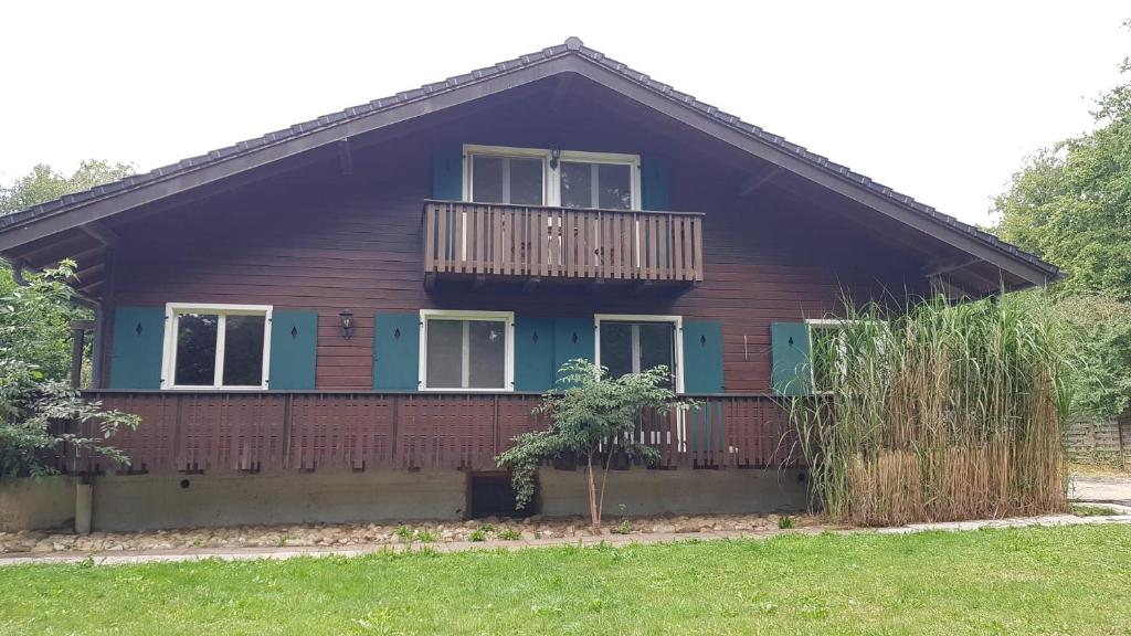 ein Haus mit Balkon darüber in der Unterkunft Maison Chalet in Grandfontaine